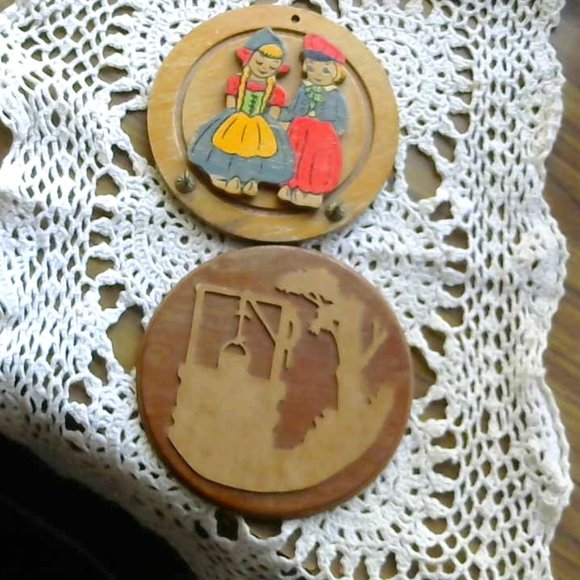 3/$15...🐒cute Dutch boy & girl and well placques - Picture 1 of 3